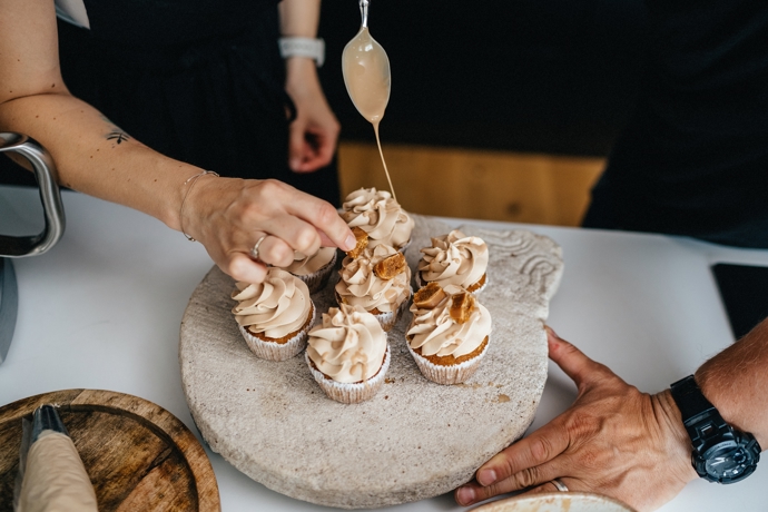 Milovníci karamelu a specifických chutí si přijdou na své s cupcake se slaným karamelem.
Milovníci karamelu a specifických chutí si přijdou na své s cupcake se slaným karamelem.