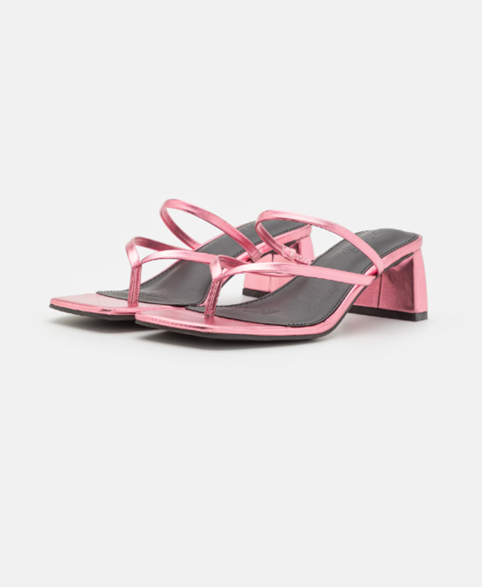 HAZEL MULE - Sandály s odděleným palcem, Rubi Shoes by Cotton On, 870 Kč. 
