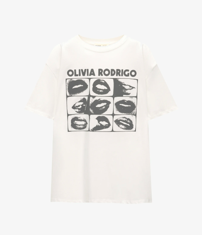 OLIVIA RODRIGO - Triko s potiskem, PULL&BEAR, 499 Kč. 
