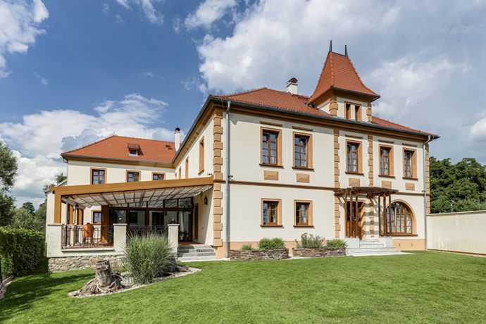Prozkoumejte s námi venkovské sídlo ze 14. století v Jižních Čechách: Skrytý klenot s historickým šarmem a moderním komfortem
Prozkoumejte s námi venkovské sídlo ze 14. století v Jižních Čechách: Skrytý klenot s historickým šarmem a moderním komfortem