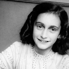 Známý deník Anny Frankové zasáhl miliony srdcí po celém světě. Nejen tím, jak líčí hrůzy holocaustu, ale i tím, že nabízí dojemný a hluboce osobní pohled nejen na utrpení a pronásledování, které prožila. Je i deníkem jejího intimního dospívání a prvních lásek.
