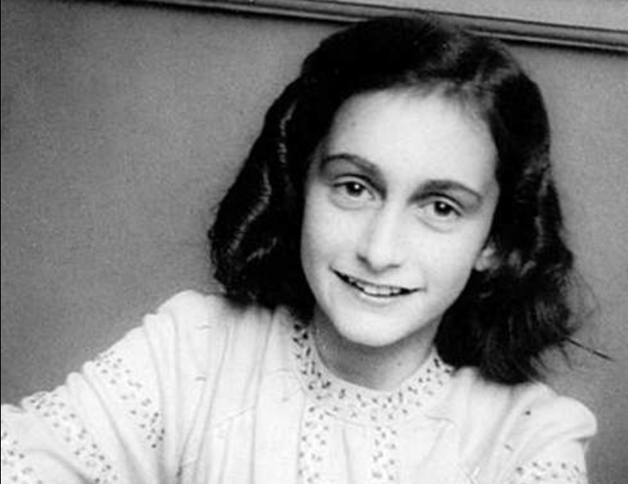 Známý deník Anny Frankové zasáhl miliony srdcí po celém světě. Nejen tím, jak líčí hrůzy holocaustu, ale i tím, že nabízí dojemný a hluboce osobní pohled nejen na utrpení a pronásledování, které prožila. Je i deníkem jejího intimního dospívání a prvních lásek.
