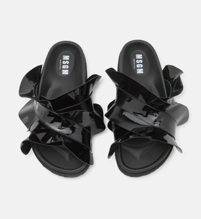 FLAT - PANTOFLE, MSGM, 11520 Kč.
FLAT - PANTOFLE, MSGM, 11520 Kč.
