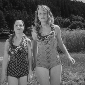 Stella Májová a Nataša Gollová ve filmu Příklady táhnou (1939)
