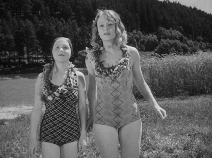 Stella Májová a Nataša Gollová ve filmu Příklady táhnou (1939)
Stella Májová a Nataša Gollová ve filmu Příklady táhnou (1939)