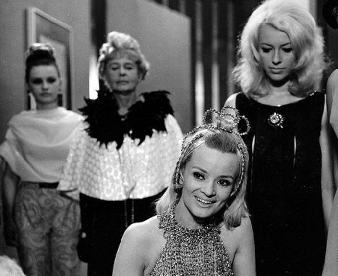 Krásná Jana Brejchová ve filmu Zabil jsem Einsteina, pánové (1969)
Krásná Jana Brejchová ve filmu Zabil jsem Einsteina, pánové (1969)