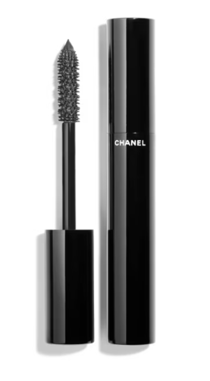 Objemová řasenka Chanel le Volume, 1100 Kč
Řasenka, která nabízí okamžitý objem od první aplikace. Řasy budou delší, silnější a hustší. Řasy obalené intenzivní barvou dodají očím otevřený pohled.
Objemová řasenka Chanel le Volume, 1100 Kč
Řasenka, která nabízí okamžitý objem od první aplikace. Řasy budou delší, silnější a hustší. Řasy obalené intenzivní barvou dodají očím otevřený pohled.