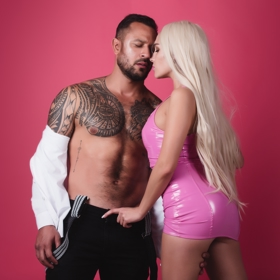 Pokud si myslíte, že v tom, co je sexy pro vás, byste v Les Chandelles uspěli, pak jste na omylu. Latex ani vyzývavé laciné oblečení je totiž jasný zákaz vstupu.
