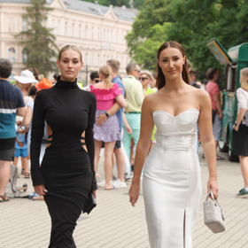 Modelka a ředitelka soutěže krásy Miss Czech Republic, Taťána Makarenko je ve světě krásy a módy jako doma, což dokázala i na kolonádě. Vyšla si v dlouhých splývavých šatech bílé barvy, které ještě více zvýraznily její dokonalou postavu. V jednoduchosti je krása.
