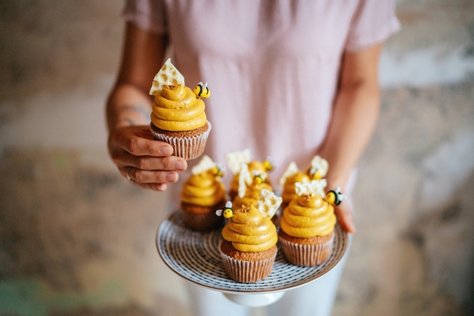 Co říkáte na medové cupcakes se včeličkou? Nejsou k sežrání?
Co říkáte na medové cupcakes se včeličkou? Nejsou k sežrání?