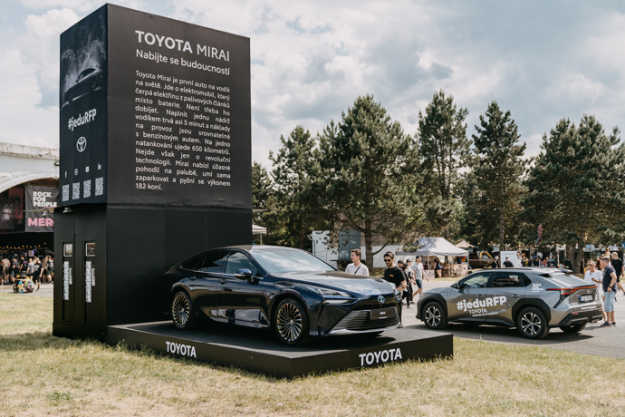 Festival Rock for People chce být do roku 2030 uhlíkově neutrální, proto postupně přechází na nízkoemisní dopravu. Toyota pro festival poskytne flotilu dvaceti nízkoemisních vozů včetně bateriových elektromobilů a vodíkové Toyoty Mirai. Budou sloužit pro zázemí festivalu i dopravu kapel a hostů. Na festivalu se objeví i rozsáhlá zážitková zóna s Drink & Drive barem, která ve spolupráci s Toyotou nabídne nealkoholické koktejly.
