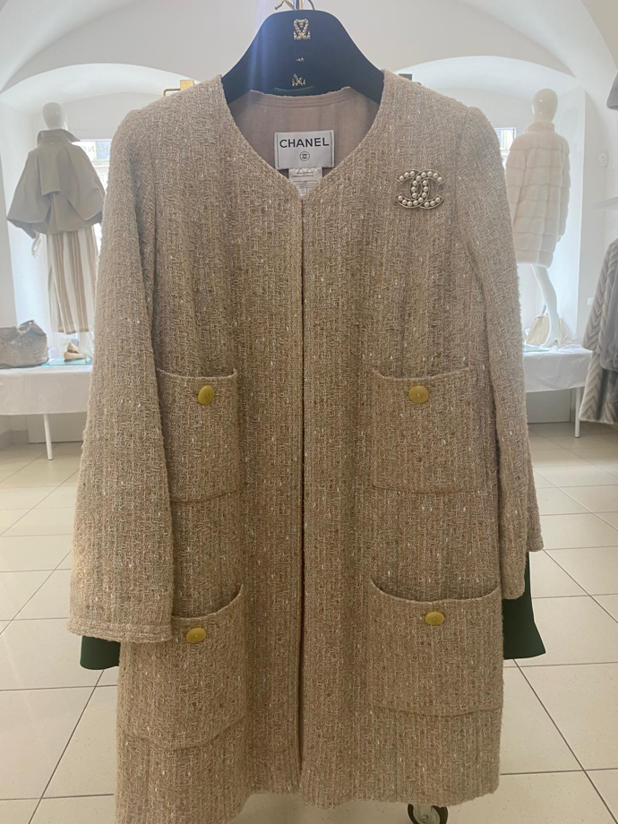 Stylový kabátek od Coco Chanel - tweedový kabátek z roku 1999, kde druhý kus byl prodán přes stylistu Filipa Vaňka.
