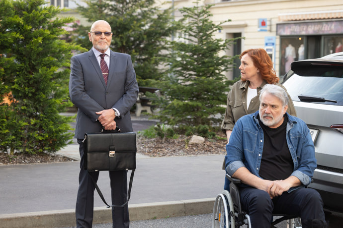 Nekonečný seriál Ulice sleduje dramatická dění v několika rodinách
