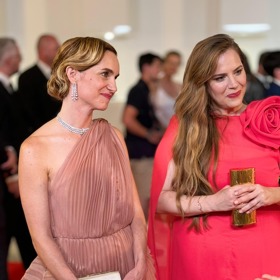 Hana Vagnerová je další výraznou kráskou českého filmu. U dnešní příležitosti oblékla asymetrické šaty v nude odstínu růžové s rozšířenou sukní, které odhalovaly jedno rameno.  
