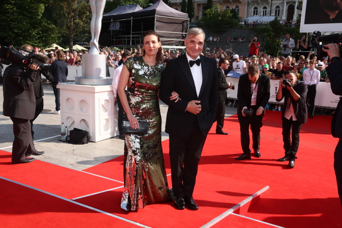 Lesknoucí se Kristina Dufková sice zářila, ale spíše než nápaditým outfitem nesourodými paprsky, které vystřelovala do všech stran.

