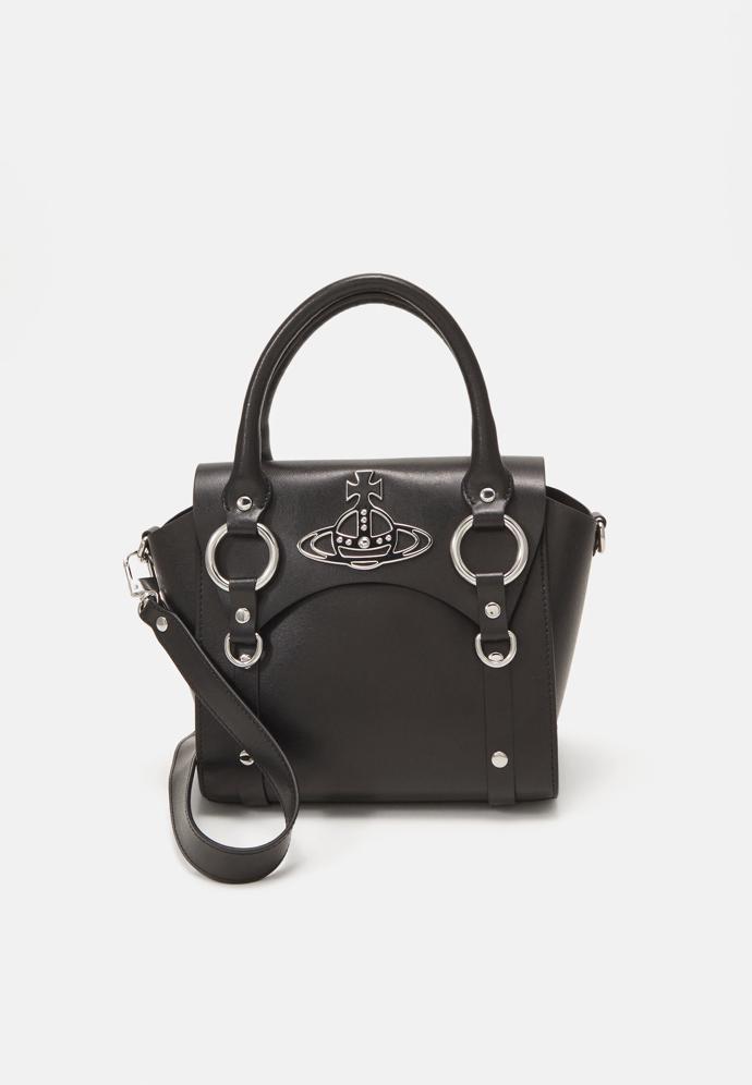 Vivienne Westwood, původní cena 14 880 Kč; cena po slevě 9672 Kč; zalando.cz
