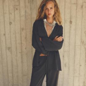 KOŠILE KIMONO, Zara, 849 Kč. 

SATÉNOVÉ KALHOTY PYŽAMOVÉHO STYLU, Zara, 699 Kč. 
