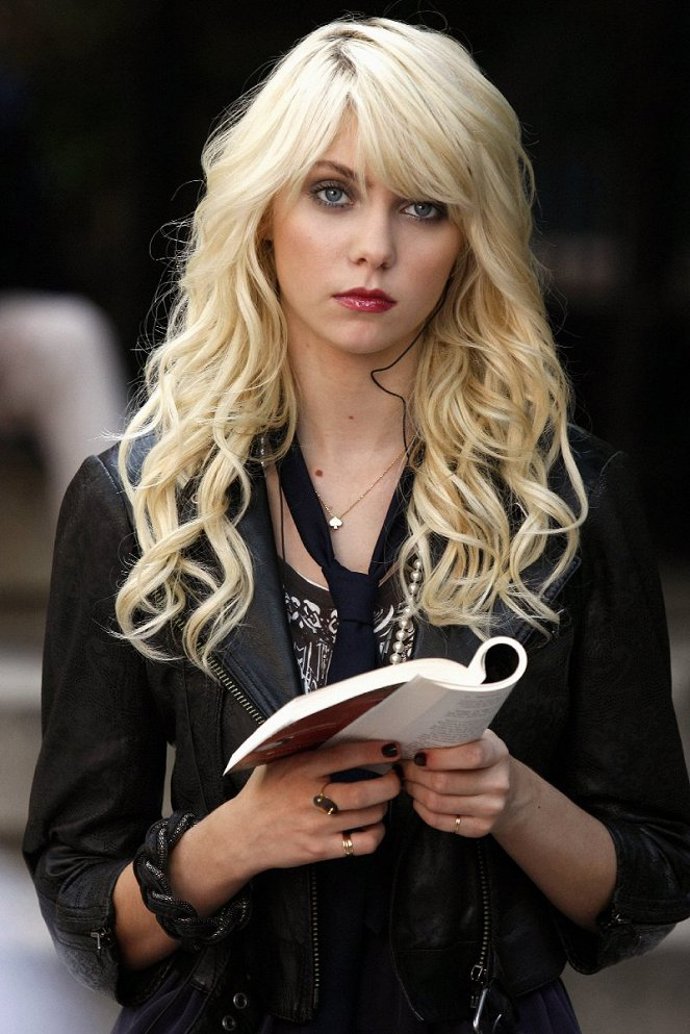 Jenny Humphrey je nejmladší ze všech, a ačkoliv se ze začátku jedná o dívku ze střední třídy žijící v Brooklynu, která do světa newyorské smetánky zdánlivě nezapadá, její odhodlání a touha být součástí tohoto luxusního světa ji dostane až na post následnice královny střední školy. Jako všechny ostatní dívky, i ona vzhlížela k Blair a napodobovala její styl. Později se však rozhodla jít svou vlastní cestou. Z tatínkovy holčičky se stala stylová rockerka s osobitým stylem a ojedinělým rebelským vkusem.
