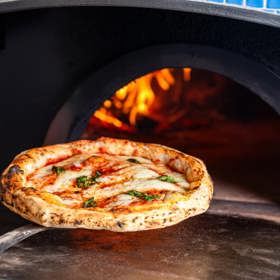 Pizzeria Da Pietro je v Praze poměrně novinkou. Pracují zde pouze z kvalitními surovinami a italskými specialitami, takže pizza má absolutně odlišnou chuť od těch, které běžně známe.
Pizzeria Da Pietro je v Praze poměrně novinkou. Pracují zde pouze z kvalitními surovinami a italskými specialitami, takže pizza má absolutně odlišnou chuť od těch, které běžně známe.