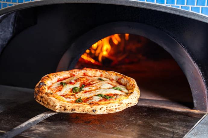 Pizzeria Da Pietro je v Praze poměrně novinkou. Pracují zde pouze z kvalitními surovinami a italskými specialitami, takže pizza má absolutně odlišnou chuť od těch, které běžně známe.
Pizzeria Da Pietro je v Praze poměrně novinkou. Pracují zde pouze z kvalitními surovinami a italskými specialitami, takže pizza má absolutně odlišnou chuť od těch, které běžně známe.
