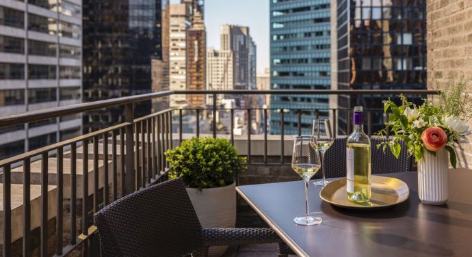 Ačkoli se hotel The Benjamin nachází v rušném New Yorském centru, za jeho zdmi můžete prožít ničím nerušený spánek díky zvukotěsným stěnám. Kromě speciálních spánkových programů jsou zde připraveni i spánkoví experti, kteří jsou pro vás k dispozici 24 hodin denně.

