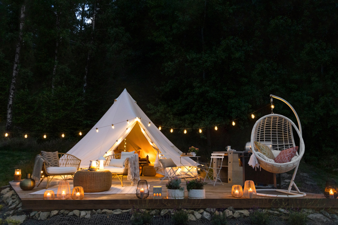 Chatu Tollendorf najdeme v osadě Rozhled u malebného městečka Jiřetín pod Jedlovou a celých 147 kroků od chaty je luxusní glamping, který je ztělesněním pohody.
Chatu Tollendorf najdeme v osadě Rozhled u malebného městečka Jiřetín pod Jedlovou a celých 147 kroků od chaty je luxusní glamping, který je ztělesněním pohody.