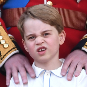 Grimasy má George úžasné

