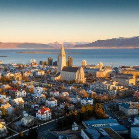 Hledáte kombinaci nočního života a toulek po divoké a neznámé krajině? Pak je Reykjavík skvělou možností, kam vyrazit. 
