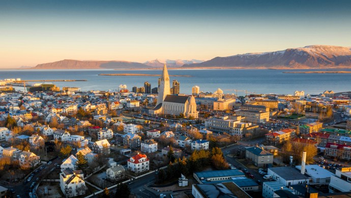 Hledáte kombinaci nočního života a toulek po divoké a neznámé krajině? Pak je Reykjavík skvělou možností, kam vyrazit.
Hledáte kombinaci nočního života a toulek po divoké a neznámé krajině? Pak je Reykjavík skvělou možností, kam vyrazit.