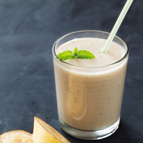 Vanilkovo banánové smoothie: vanilkové mléko, 2 zralé banány, dvě lžíce bílého jogurtu, 1 lžička vanilkového extraktu. Ingredience smíchejte v mixéru a mixujte dohladka. Přidat můžete i ledové kostky. Dozdobte čerstvou mátou.
