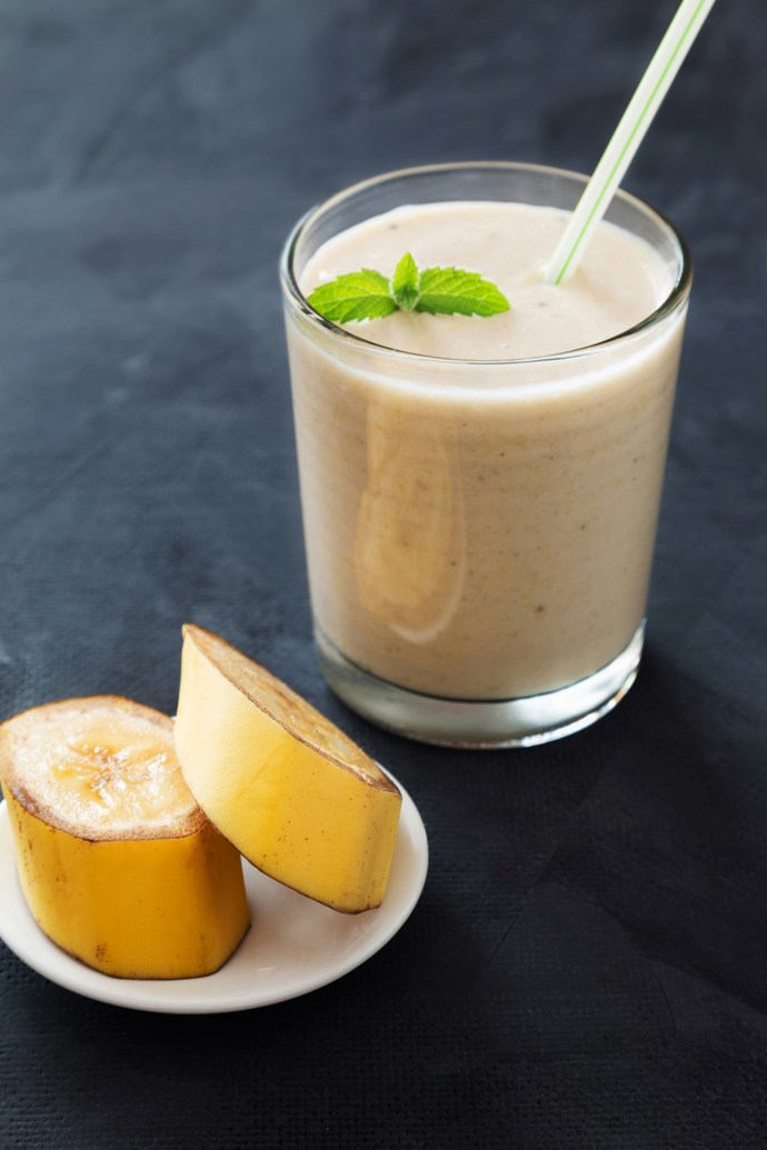 Vanilkovo banánové smoothie: vanilkové mléko, 2 zralé banány, dvě lžíce bílého jogurtu, 1 lžička vanilkového extraktu. Ingredience smíchejte v mixéru a mixujte dohladka. Přidat můžete i ledové kostky. Dozdobte čerstvou mátou.
