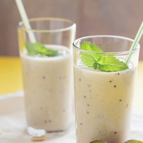 Kiwi smoothie: 2 zralé kiwi, oloupané a nakrájené,1 banán, oloupaný a nakrájený, 1 šálek (240 ml) jogurtu (nejlépe bílý nebo řecký jogurt, 1/2 šálku (120 ml) mléka (můžete použít kravské, mandlové, sojové nebo jakékoliv jiné), 1 lžíce medu nebo agávového sirupu (volitelně, podle chuti), ledové kostky (volitelně, pro chladnější smoothie). 

Oloupejte a nakrájejte kiwi a banán na menší kousky. Veškeré ingedience vložte do mixéru a mixujte dohladka. Pokud chcete smoothie studenější, přidejte několik ledových kostek.
