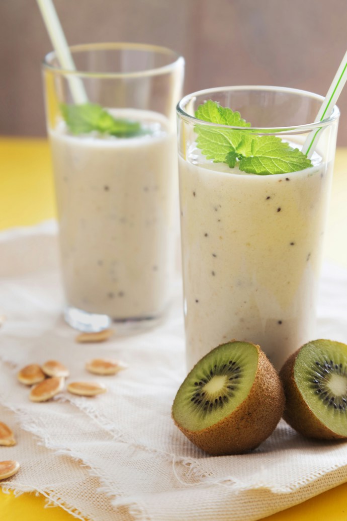 Kiwi smoothie: 2 zralé kiwi, oloupané a nakrájené,1 banán, oloupaný a nakrájený, 1 šálek (240 ml) jogurtu (nejlépe bílý nebo řecký jogurt, 1/2 šálku (120 ml) mléka (můžete použít kravské, mandlové, sojové nebo jakékoliv jiné), 1 lžíce medu nebo agávového sirupu (volitelně, podle chuti), ledové kostky (volitelně, pro chladnější smoothie). 

Oloupejte a nakrájejte kiwi a banán na menší kousky. Veškeré ingedience vložte do mixéru a mixujte dohladka. Pokud chcete smoothie studenější, přidejte několik ledových kostek.
