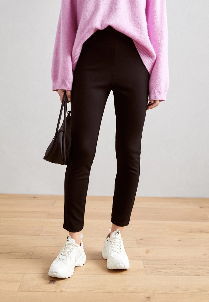 Legíny, Esprit, 1 200 Kč
Legíny, Esprit, 1 200 Kč