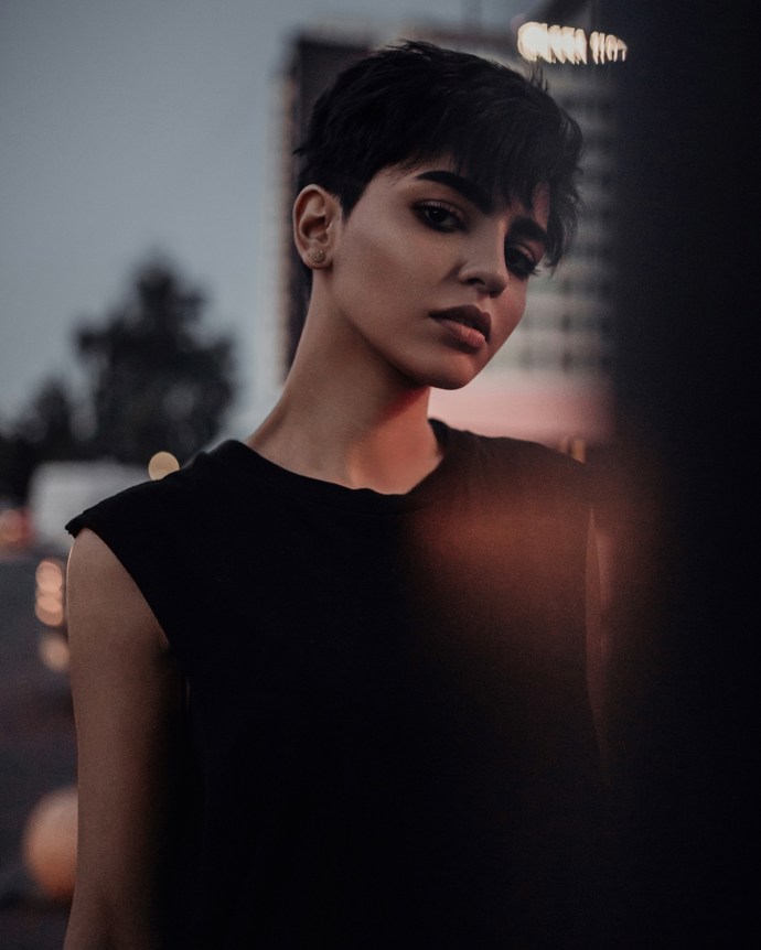 Pixie střih může mít mnoho podob. Tento elegantní styl není náročný na úpravu a vypadá naprosto skvěle.
Pixie střih může mít mnoho podob. Tento elegantní styl není náročný na úpravu a vypadá naprosto skvěle.