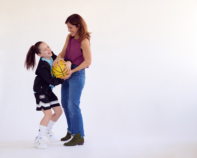 Tilda si na focení vybrala basketbalovou výbavu, vše Decathlon.
Tilda si na focení vybrala basketbalovou výbavu, vše Decathlon.