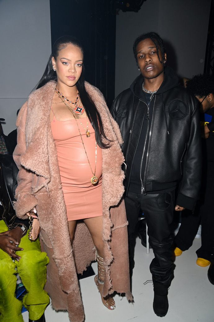 Rihanna jako stylová sexy diva s bříškem. 
