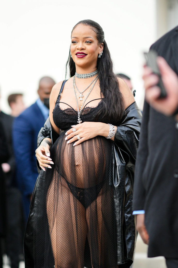 Rihanna jako stylová sexy diva s bříškem. 
