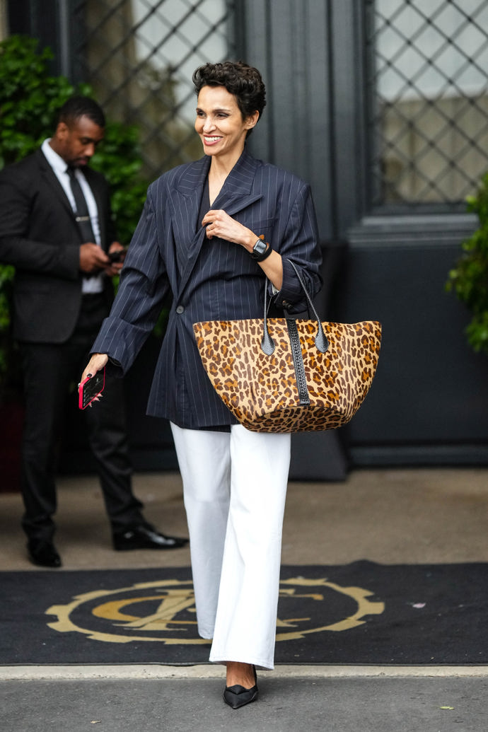 Outfit č.2: Ideální kombinace do práce nebo na schůzky. Spárujte pinstripe sako s elegantními bílými kalhotami a přidejte balerínky nebo lodičky do špičky a leopardí kabelku.
