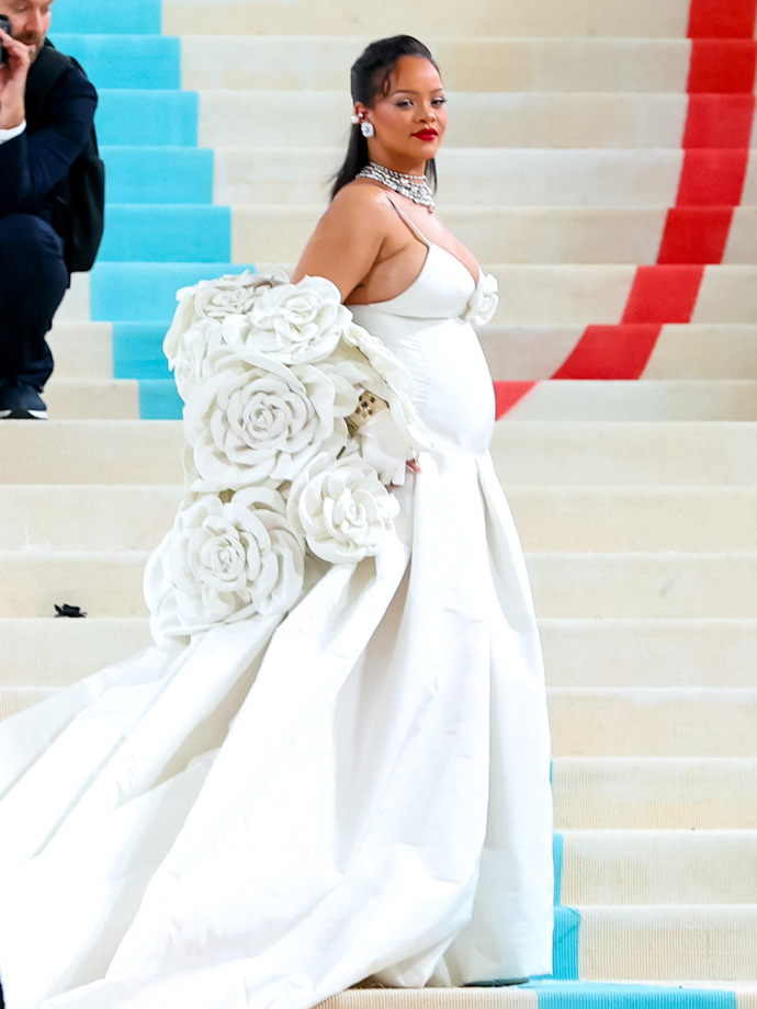 Rihanna jako stylová sexy diva s bříškem. 
