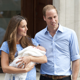 Kate s Williamem jen pár hodin po Georgově narození v roce 2013.
