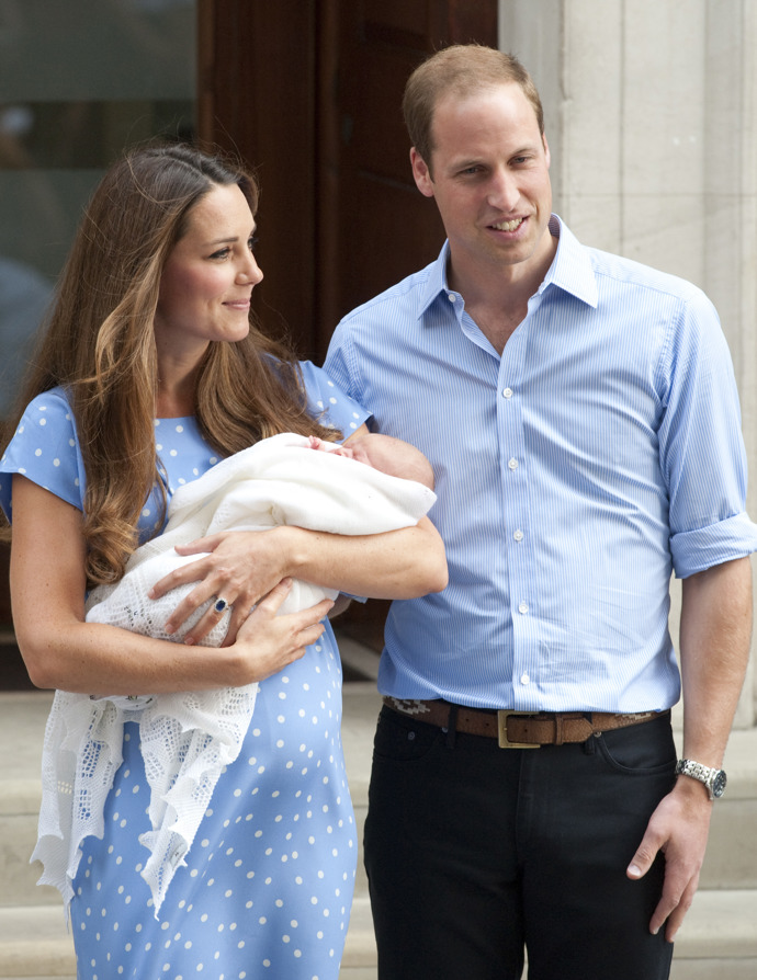 Kate s Williamem jen pár hodin po Georgově narození v roce 2013.
