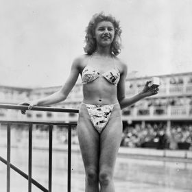 Tanečnice a modelka Micheline Bernardini při představení prvních bikin od Louise Réarda 5. července 1946.
