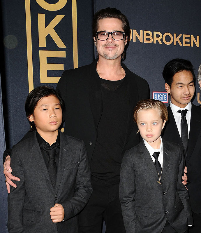 Ačkoliv je tedy Brad Pitt jeden z nejkrásnějších a nejúspěšnějších mužů planety, jeho osobní život tak hvězdný není. Má slávu a peníze, ale jeho vlastní děti se k němu otáčejí zády.
Ačkoliv je tedy Brad Pitt jeden z nejkrásnějších a nejúspěšnějších mužů planety, jeho osobní život tak hvězdný není. Má slávu a peníze, ale jeho vlastní děti se k němu otáčejí zády.