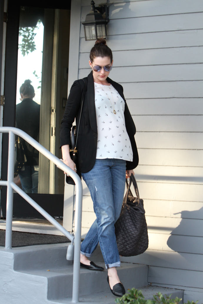 Krásná těhotná Anne Hathaway.
