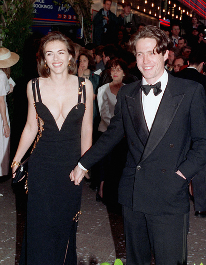 Elizabeth Hurley v ikonických černách šatech Versace
