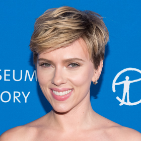 Herečka Scarlett Johansson a její pixie cut.

