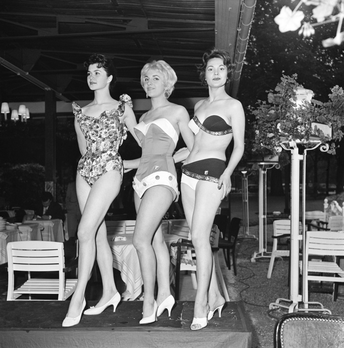 Modelky prezentující novou plavkovou kolekci Louise Réarda v roce 1958.
