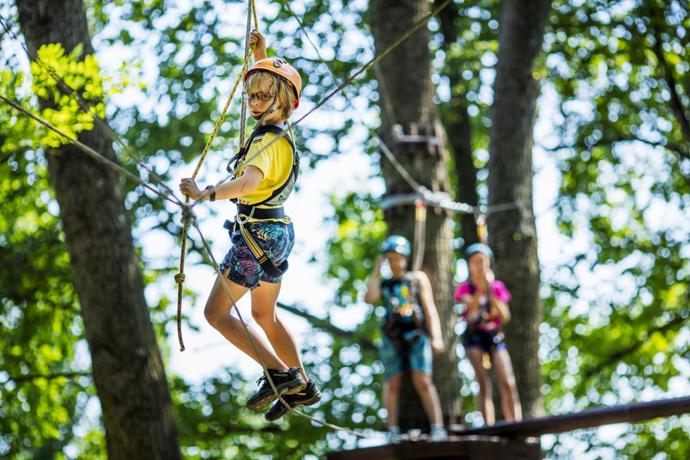 Lanový park na Monínci láká k adrenalinovým zážitkům. 
