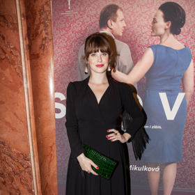 Jenovéfa Bobková a vyčesané vlasy do uhlazeného drdolu, který herečce sluší.
